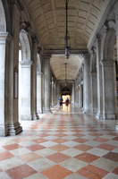 Tra i portici e i cortili di piazza San Marco