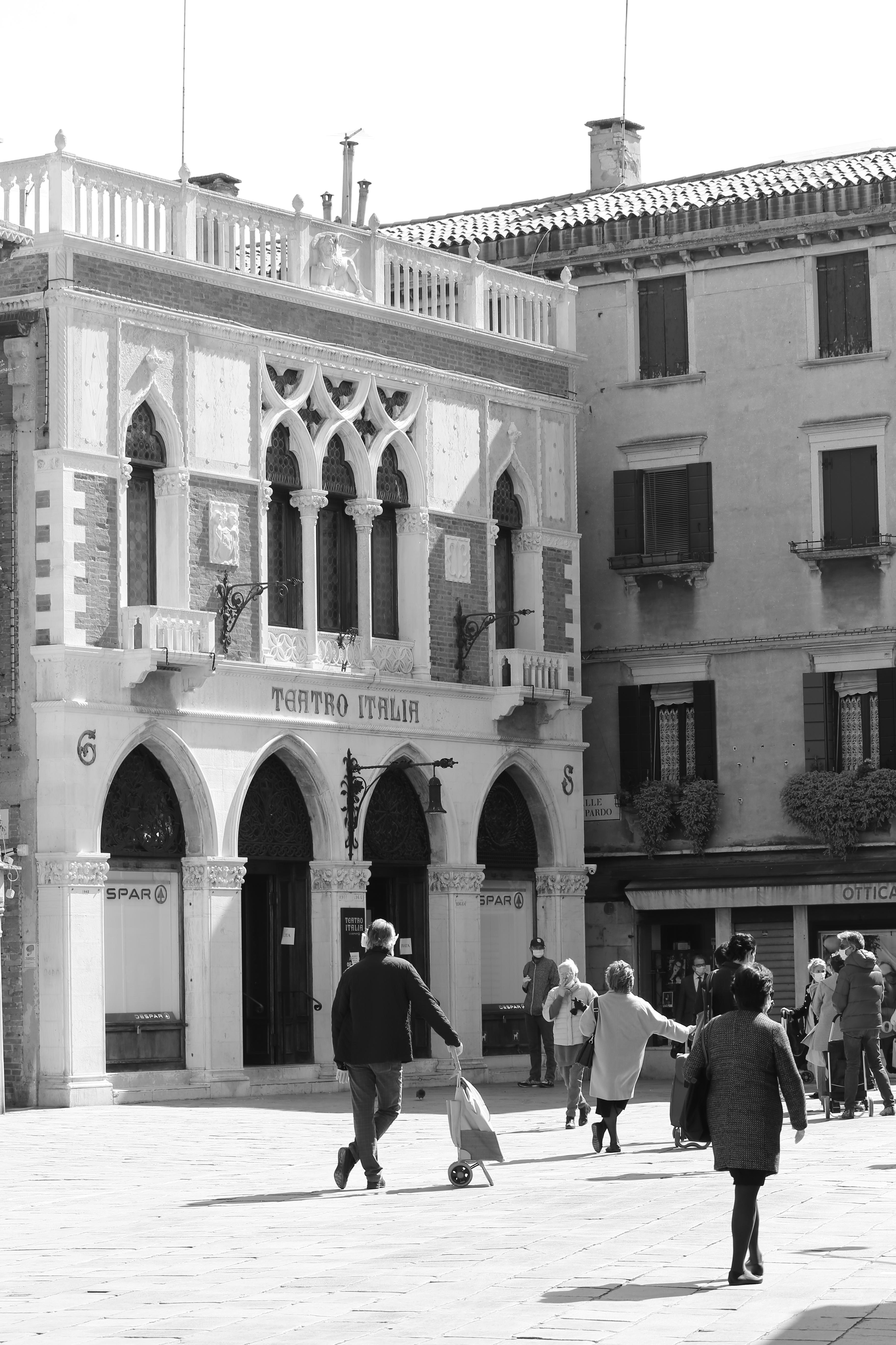 C-5_PLEASE KEEP YOUR DISTANCE – Vista dell’ Ex Cinema Teatro Italia a Cannaregio.JPG