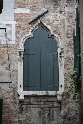 Monofora medioevale ad arco trilobo