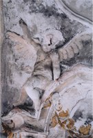 Chiesa de Tolentini, particolare di putto alato sopra un cornicione in cui si nota il forte degrado, con perdita di immagine e macchie di ruggine.
