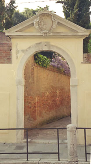il portale con lo stemma (1)