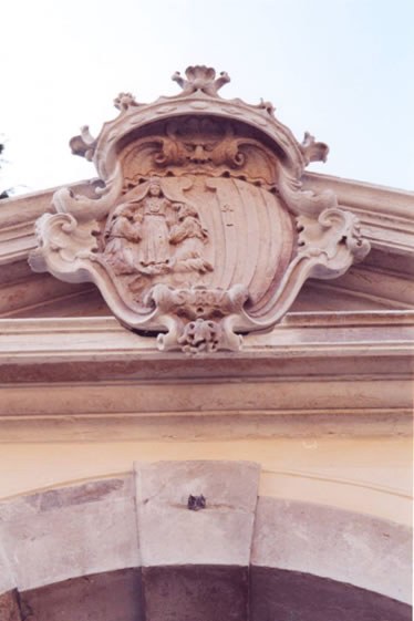 il portale con lo stemma - dopo il restauro (2)