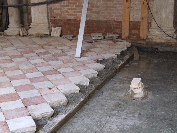 Pavimento del portico ingresso