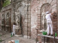Palazzo Cappello. il giarsino. Restauratrici intente a restaurare le statue ed il supporto murario
