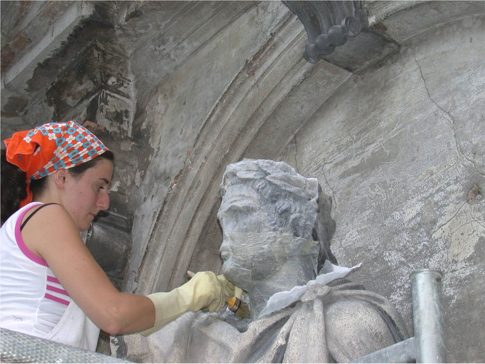 Pulitura con impacchi di una statua