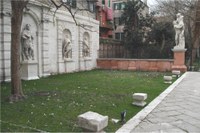 il giardino particolare del vialetto, del prato tagliato e della facciata in petra bianca dopo il restauro con le statue nelle nicchie
