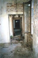 palazzo soranzo cappello, corridoio interno degradato e inagibile pieno di calcinacci e pezzi di serramenti