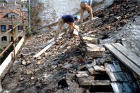 palazzo soranzo cappello, operai sulle coperture intenti a rimuovere i vecchi coppi frantumati e a verificare la struttura marcia del tetto