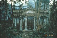 Palazzo Cappello, il giardino. Il tempietto prima del restauro degradato e infestato da piante