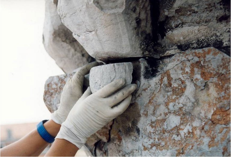 Identificazione e ricollocazione di frammento lapideo della facciata