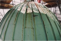 la cupola in rame con macchie di ruggine e lesioni