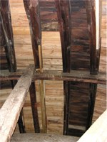 particolare interno della cupola dove si vedono le nuove tavole di larice lavorato a"a scandola" in analogia con le tavole originarie