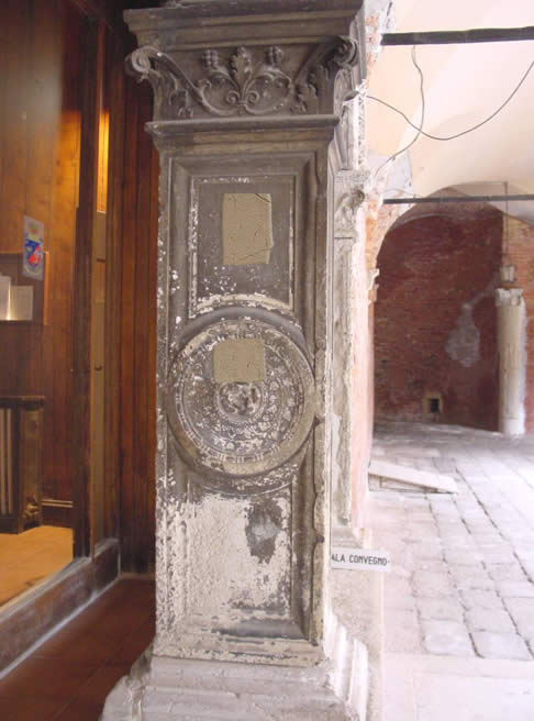 Pulitura con impacchi di sepiolite dell’ingresso della sala del capitolo