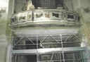 Particolare del soffitto a stucchi coperto da scialbatura a calce