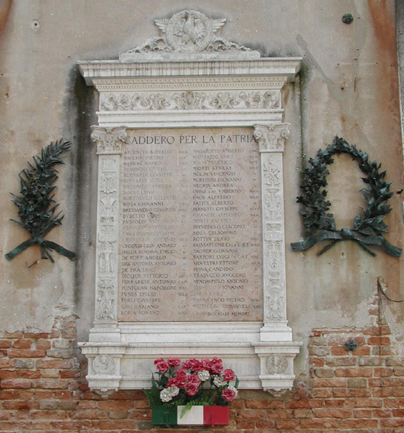 Lapide commemorativa di forma rettangolare, posta in appoggio su di un alto basamento, ornato da due clipei angolari con il leone marciano "in moleca". Sui fianchi, paraste decorate da motivi a grottesca, concluse da capitello corinzio. In alto, fregio animato da motivi fitomorfi, sovrastato da doppia cornice a dentelli e mensola aggettante. Cimasa con decorazione a volute e corona di alloro, al cui interno sta un'aquila ad ali spiegate.  La lapide &egrave; affiancata a sinistra da un ramo di palma e a destra da una corona bronzea, entrambi fermati da un nastro.