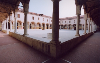 Foto dal angolo del chiostro del complesso degli Incurabili