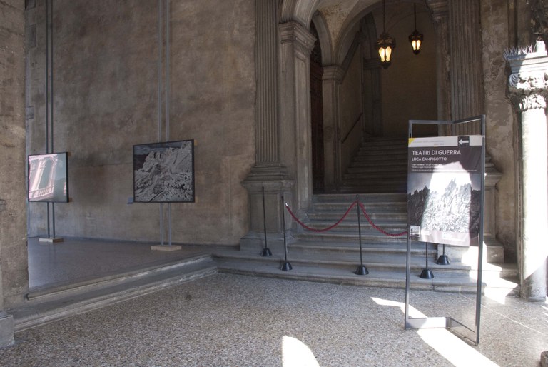 foto ingresso mostra "Teatri di guerra"